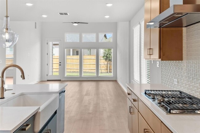1129 N Roger Hanks Pkwy