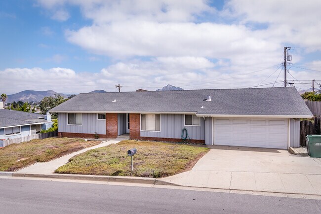 Building Photo - 3 bedroom house on large lot