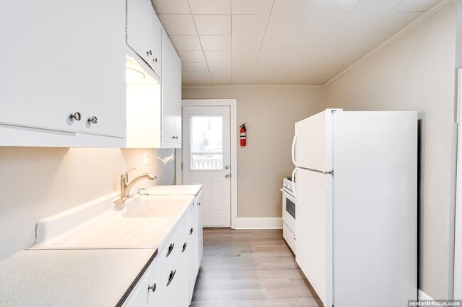 Building Photo - 299 E 2nd St Unit 299 1/2 Rental