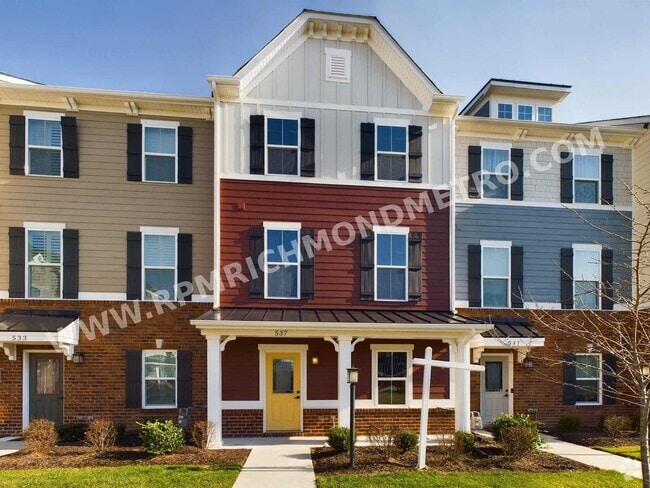 Building Photo - Huge 4 Bedroom 3.5 Bath Townhome in Midlot...