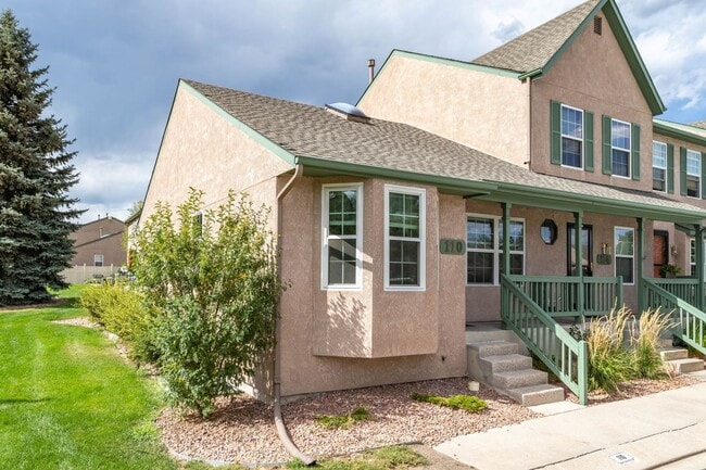 Building Photo - Lovely District 20 Townhome!