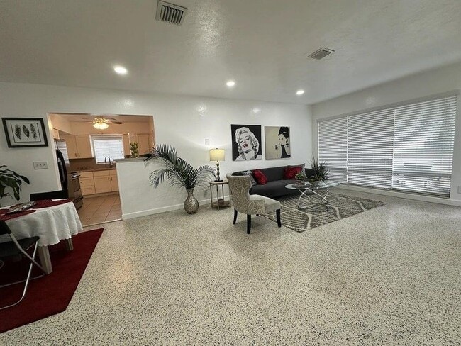 Photo - 950 E Dayton Cir