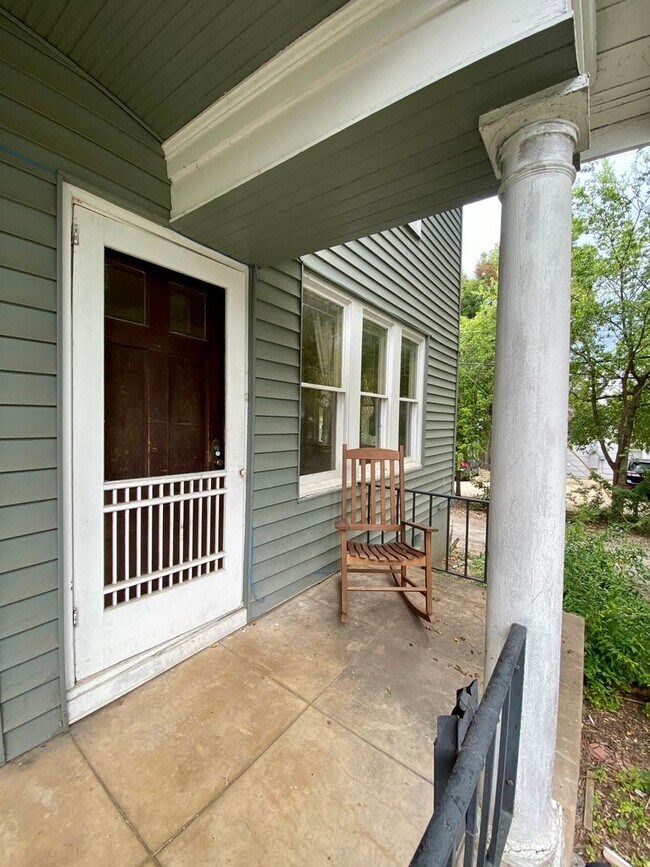 Photo - Vintage 1 Bedroom + Study Walking Distant to UT