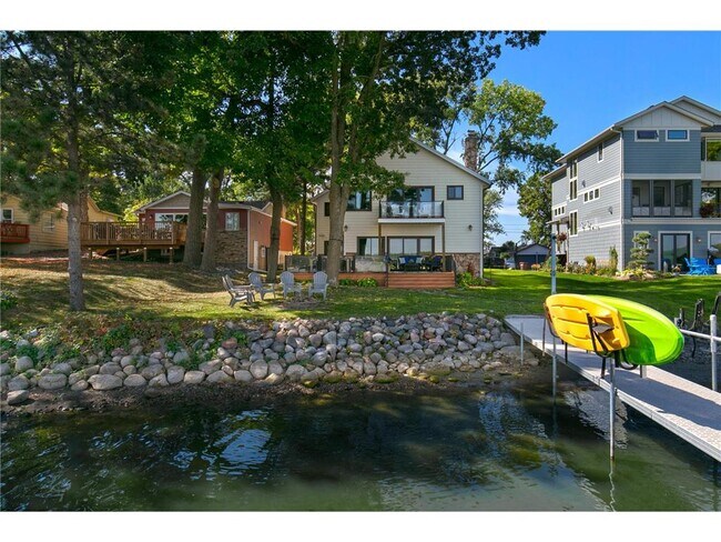 1900 Shorewood Ln