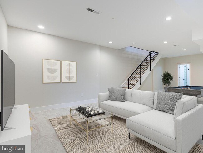 Photo - 630 Moyer St