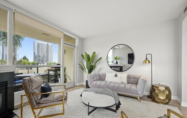 Building Photo - 555 Front St