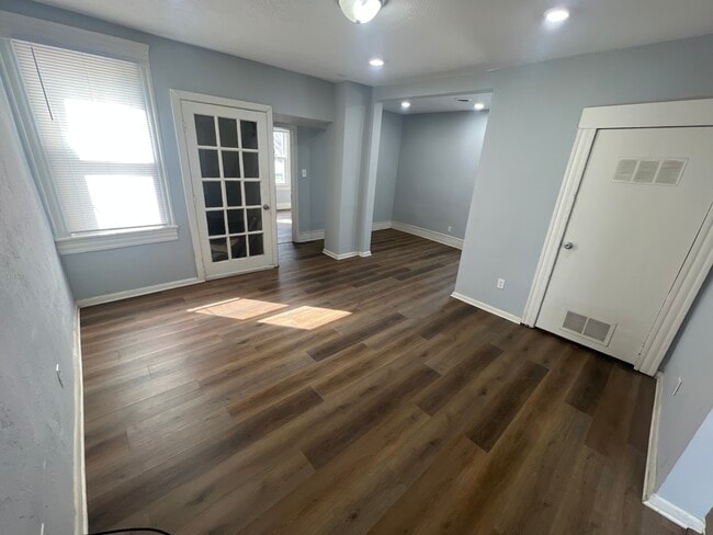 Photo - 1939 W 52nd St Unit upper