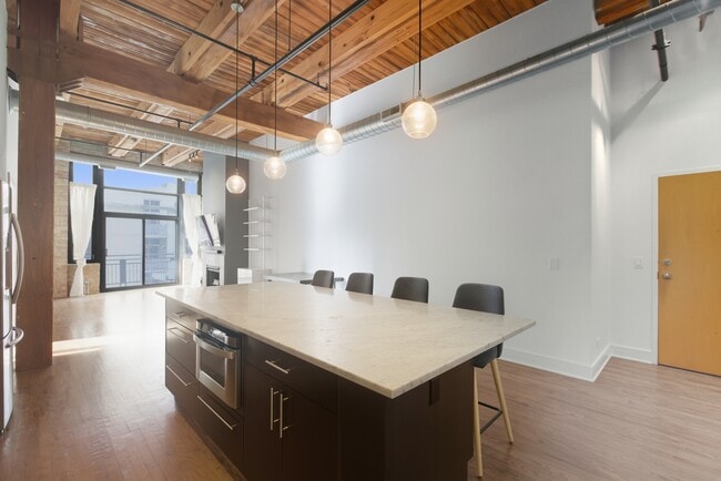 Photo - 525 W Superior St Unit 431