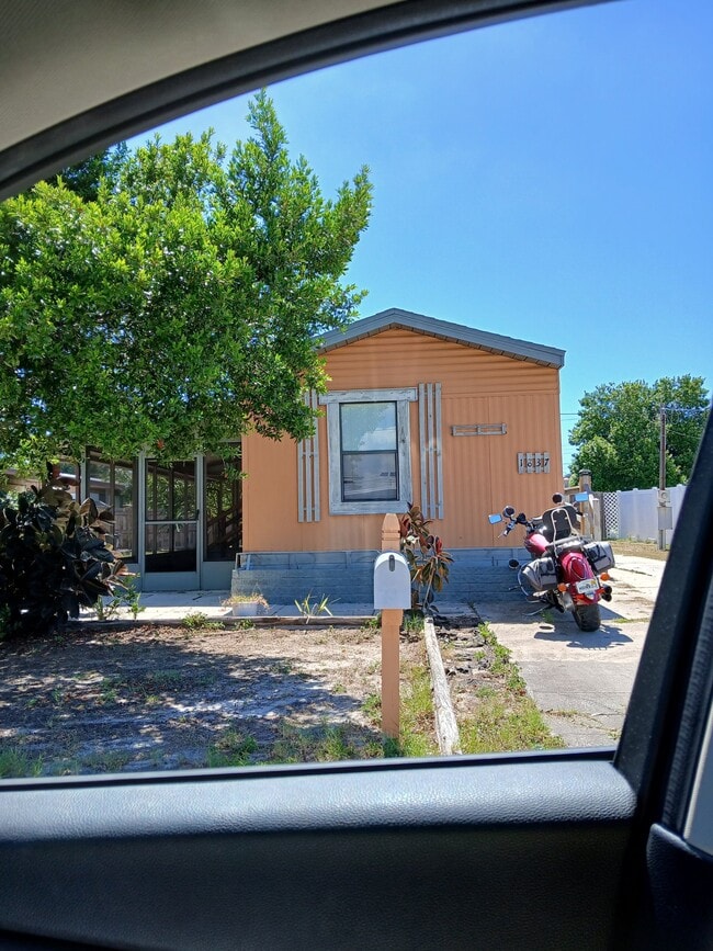 Building Photo - 1837 Holiday Dr