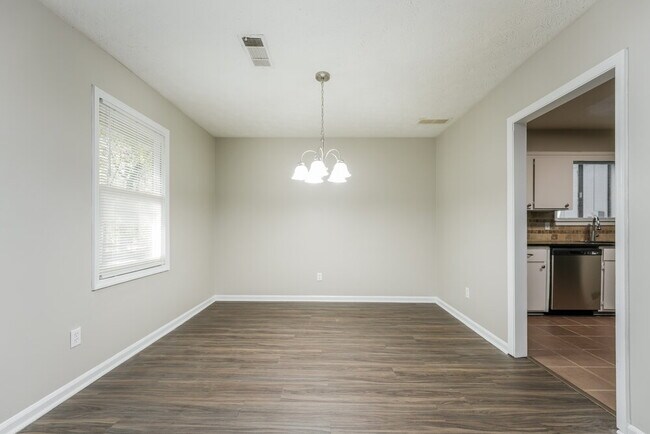 Photo - 591 Stonehedge Dr