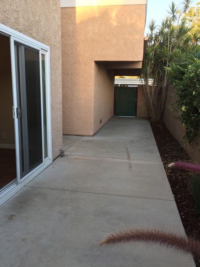 Área del patio - 10676 Walnut St Unidad 10676