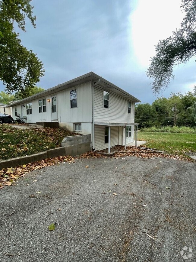 Building Photo - COMING SOON! Cute 2 Bedroom, 1 bathroom in... Rental