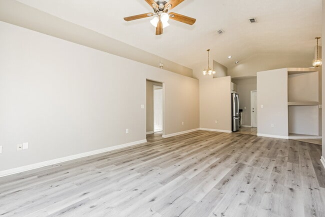 Photo - 535 Royal Ridge St