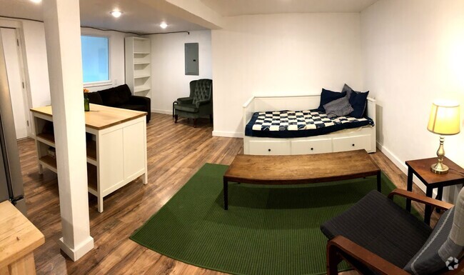 Building Photo - 2415 E 12th St Unit Downstairs Rental