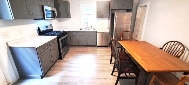 Building Photo - 112 Hudson St Unit Lower