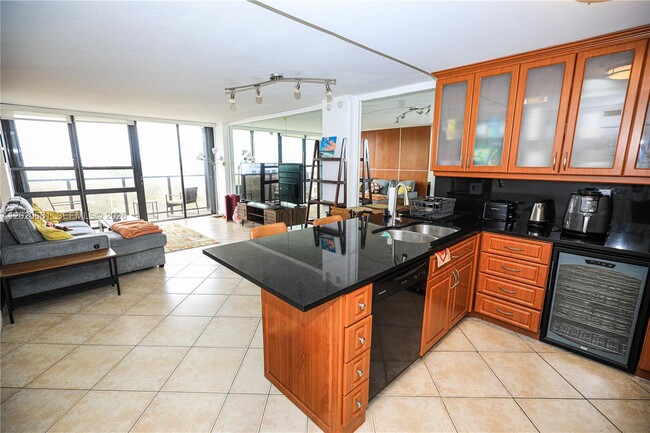 Photo - 600 NE 36th St Unidad 710