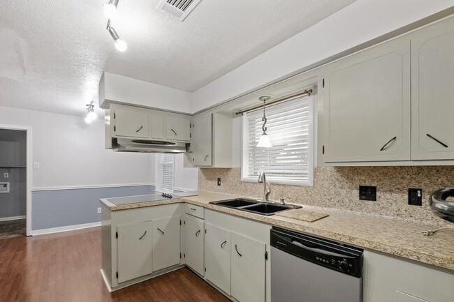 1905 Zapp Ln