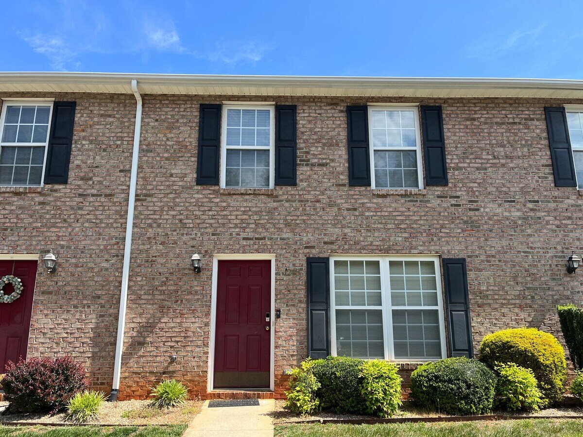 Ashwood Townhomes in Forest Area - Ashwood Townhomes in Forest Area
