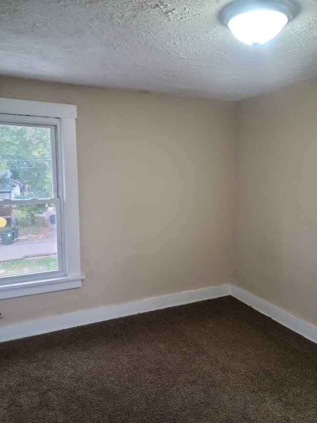 Photo - 218 Kennet Ct NW