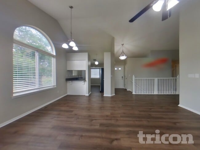 Photo - 995 Cobblestone Dr
