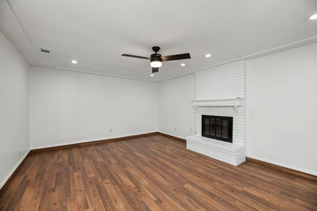 Photo - AVAILABLE NOW! BEAUTIFUL 3 BEDROOM HOME LO...