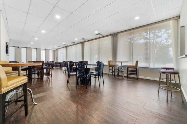 Photo - Regency Colonade Apartments