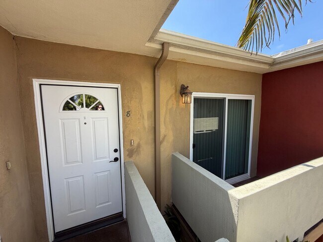 4437 Mentone St Unidad 8