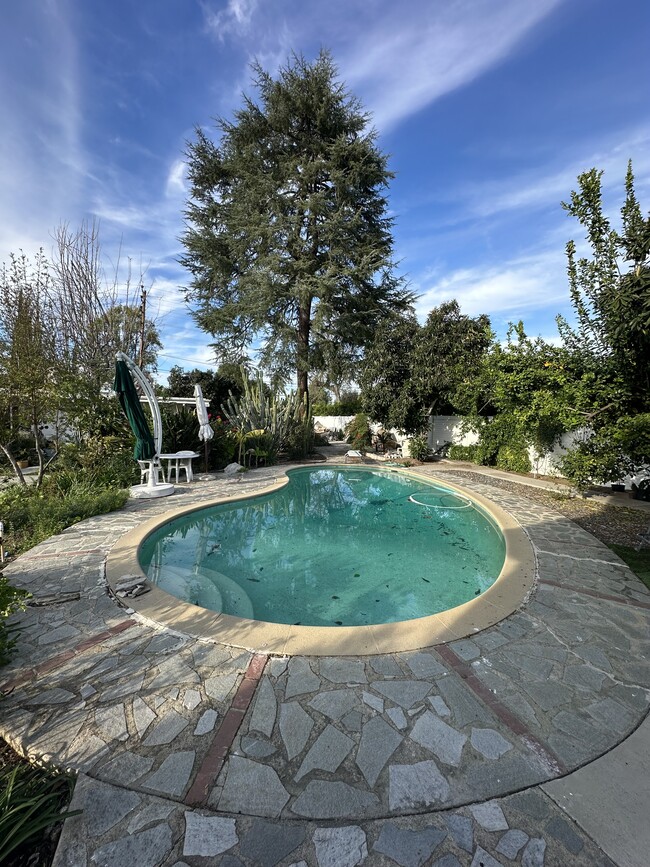 Photo - 22636 Oxnard St