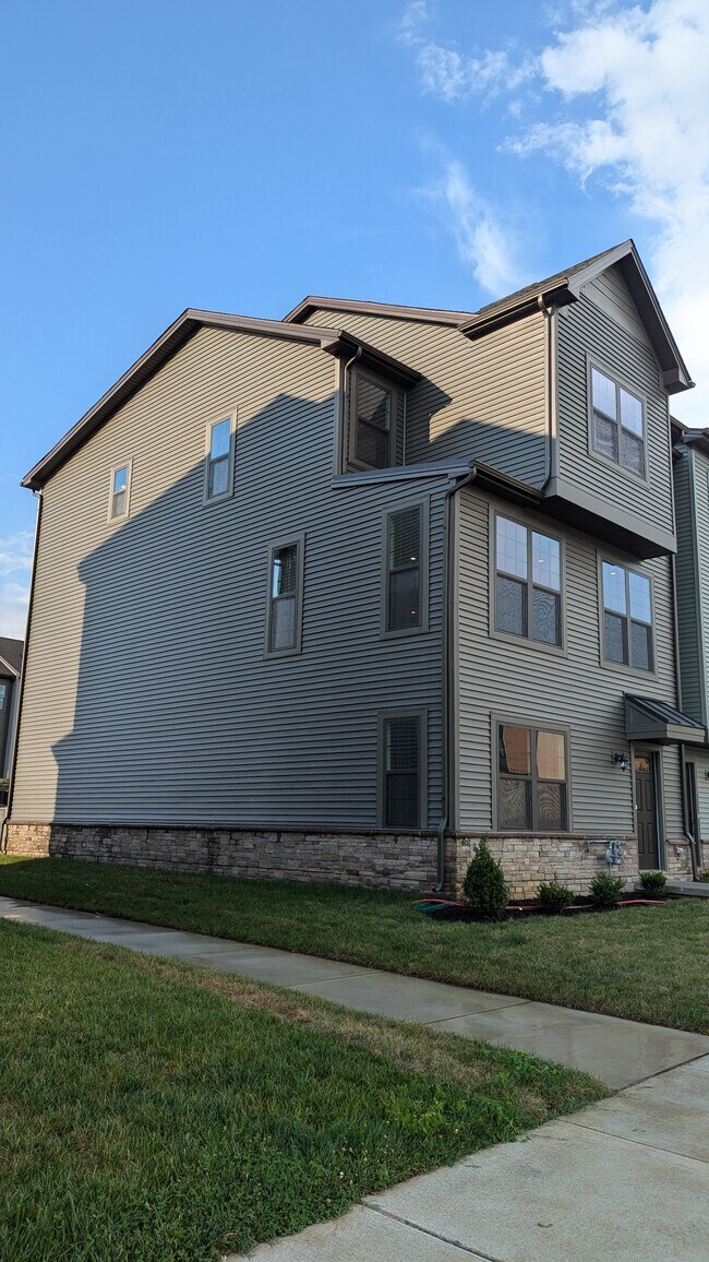 335 E Cochran St