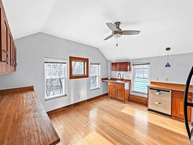 Building Photo - 17 Suffolk St Unit 2