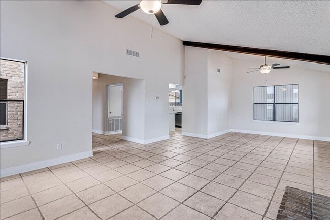 Photo - 985 Crossbill St