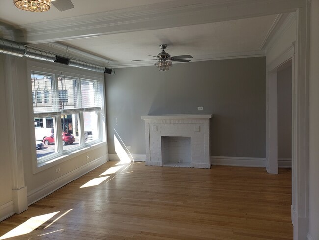 Living and Dining Area - 5301 N Clark St Unit 2 Rear