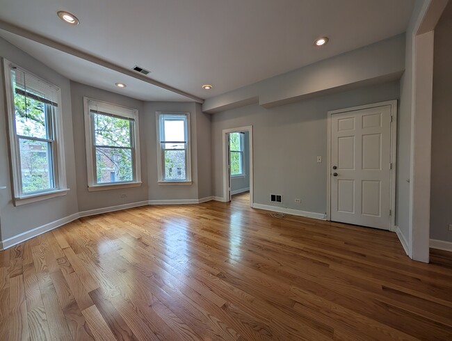 Photo - 1911 W Addison St Unit 3