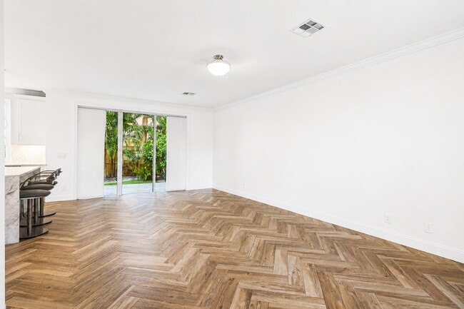 Photo - 350 SW 8th St