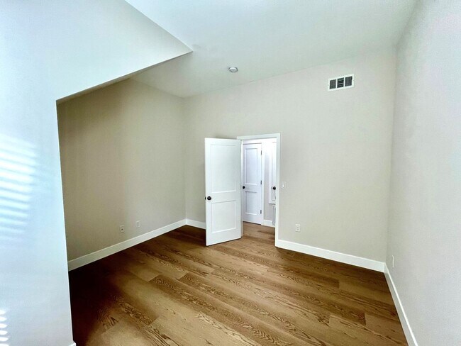 Photo - SPECTACULAR, COMPLETELY RENOVATED 2 BED/1 BATH FULLY!!! Unidad 1559