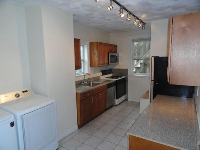 Building Photo - 3bed/2 bath in Somerville