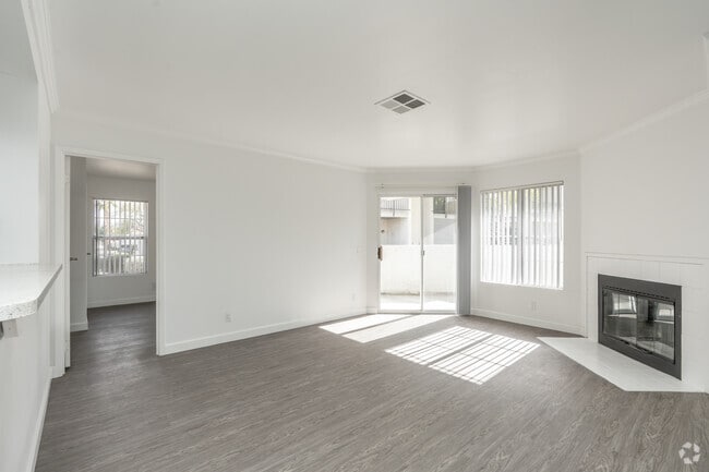 2BR, 2BA - 935SF - Living Room - Desert Oasis Apartments