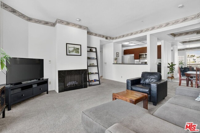 Building Photo - 3561 Clarington Ave Unit 206
