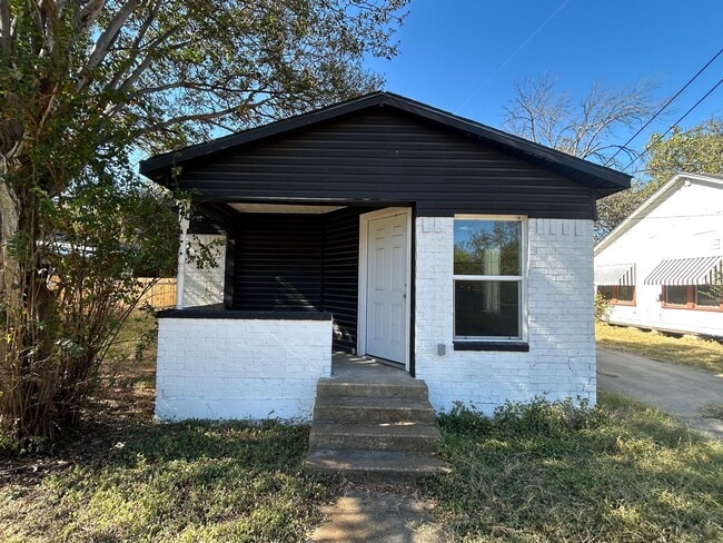 Building Photo - Updated 2 Bedroom Cottage