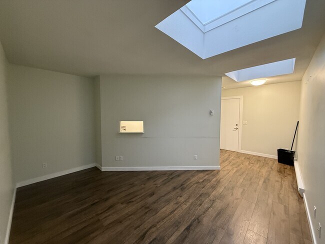 Photo - 9461-9461 College St