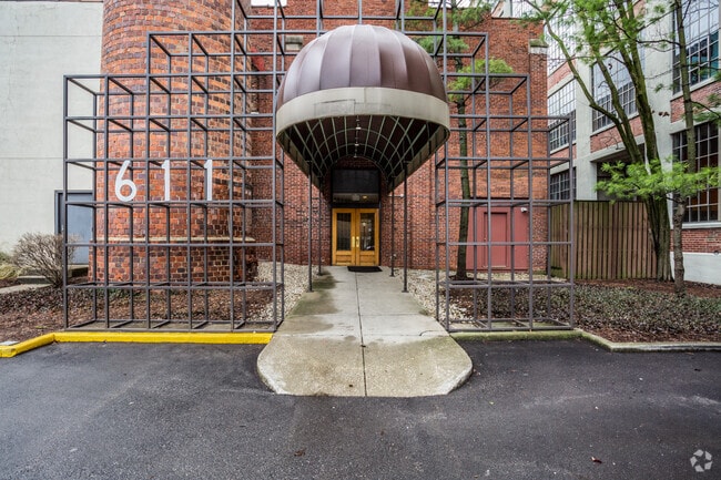 Building Photo - 611 N Park Ave Unit 401 Rental