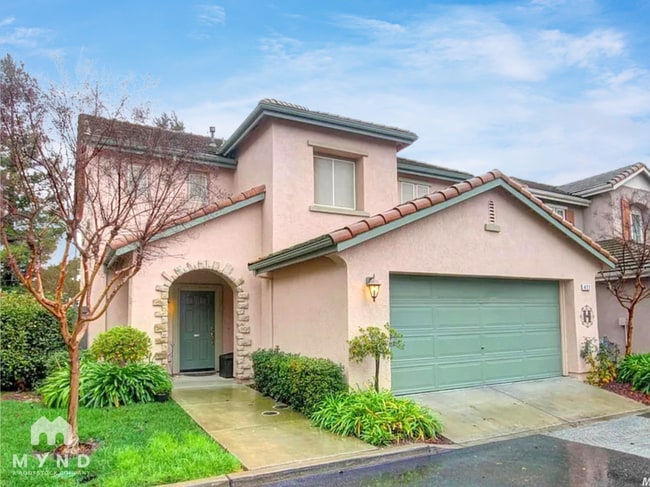 Building Photo - 421 Anjou Cir