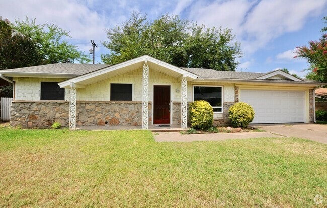 Building Photo - FOR LEASE! Nice Remodeled - 3 BR – 2 BA – ... Rental