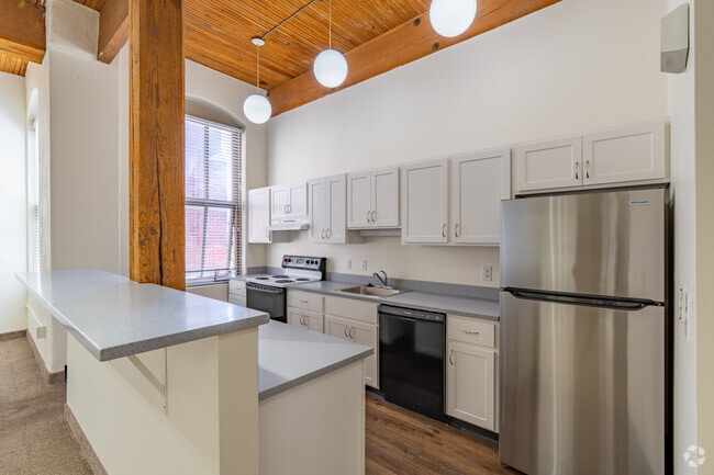 2BR, 1.5BA - 906SF - Kitchen