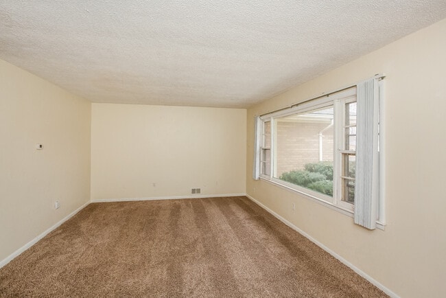 Photo - 709 Ernie Lu Ave