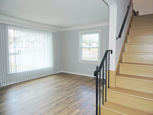 Photo - 106 Cowles Ave