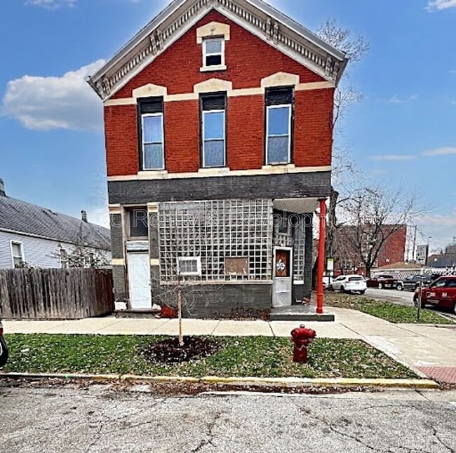 Building Photo - 3336 S Lituanica Ave Unit 1f