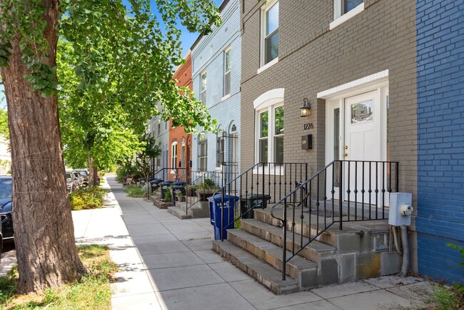 Photo - Available Now! 5 Minute Walk From Nats Par...