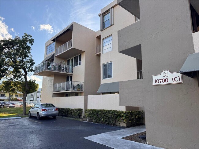 Building Photo - 10700 SW 108th Ave Unit C306