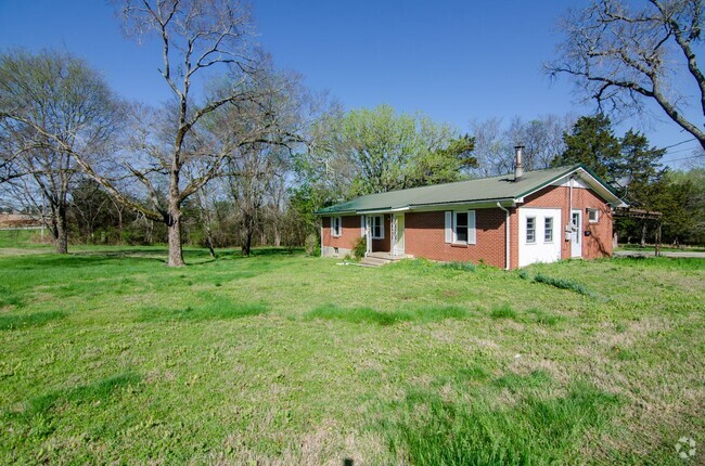 Building Photo - 320 Bear Creek Pike Rental
